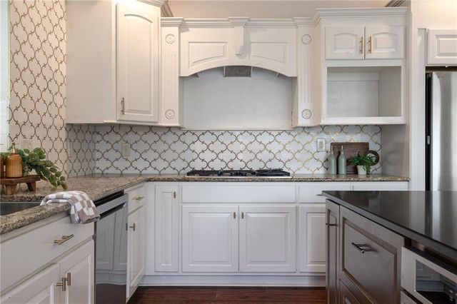 4232 NE Tremont Court, Lee's Summit, MO 64064