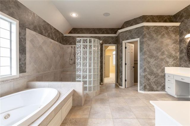 4232 NE Tremont Court, Lee's Summit, MO 64064