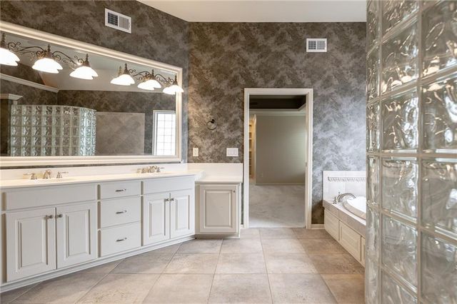 4232 NE Tremont Court, Lee's Summit, MO 64064
