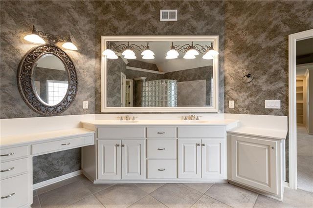 4232 NE Tremont Court, Lee's Summit, MO 64064