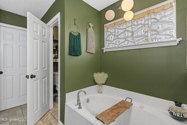 10009 Lacey Drive, Olive Branch, MS 38654