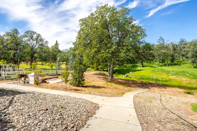 8826 Heritage Court, Redding, CA 96001