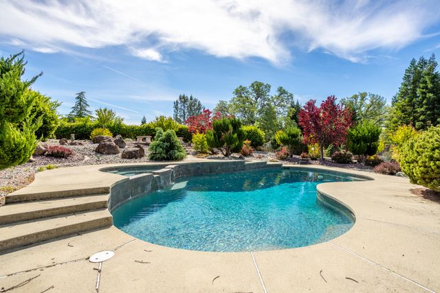 8826 Heritage Court, Redding, CA 96001