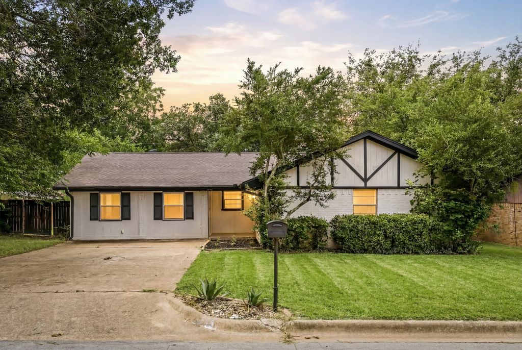 1213 Vivienne Street, Weatherford, TX 76086