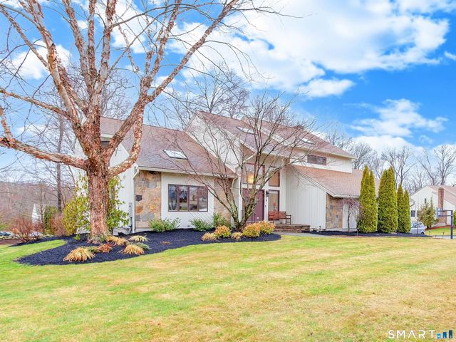 8 Lomartra Lane, Branford, CT 06405