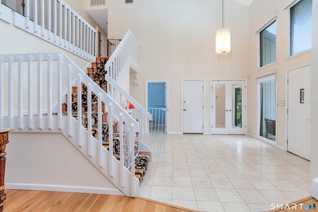 8 Lomartra Lane, Branford, CT 06405