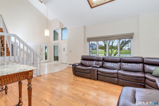 8 Lomartra Lane, Branford, CT 06405