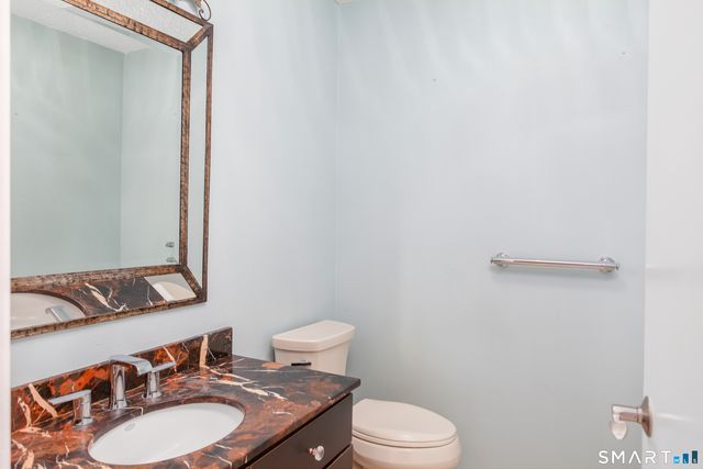 8 Lomartra Lane, Branford, CT 06405