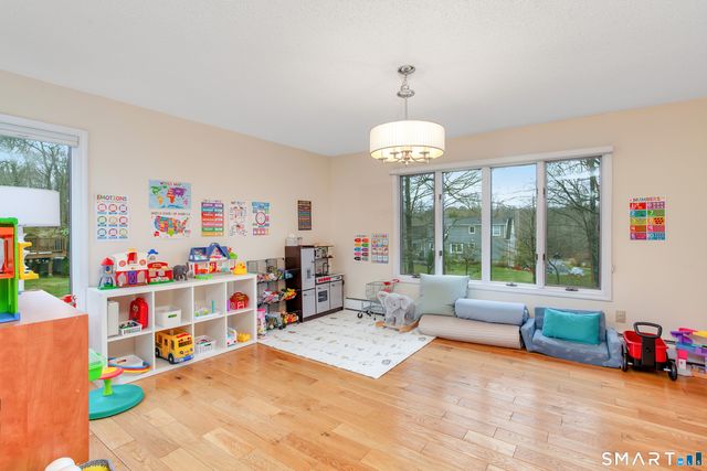 8 Lomartra Lane, Branford, CT 06405