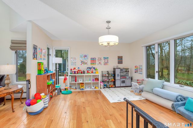 8 Lomartra Lane, Branford, CT 06405