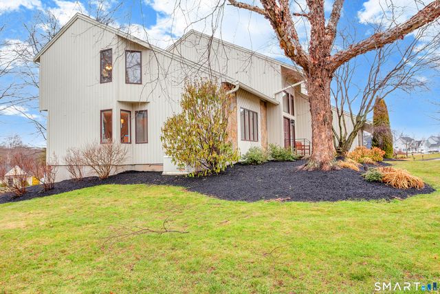 8 Lomartra Lane, Branford, CT 06405