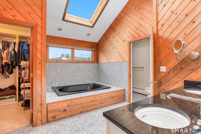 8 Lomartra Lane, Branford, CT 06405