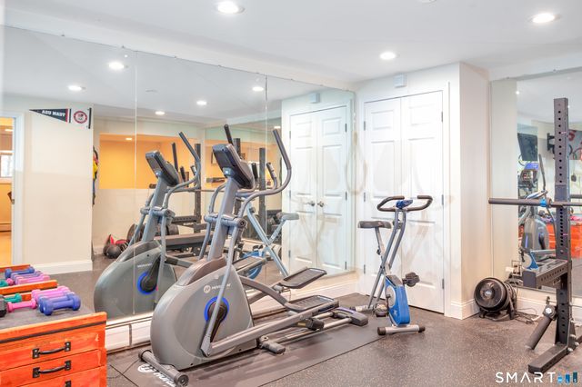 8 Lomartra Lane, Branford, CT 06405