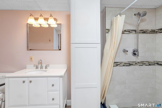 8 Lomartra Lane, Branford, CT 06405