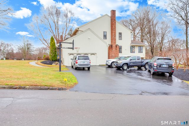 8 Lomartra Lane, Branford, CT 06405