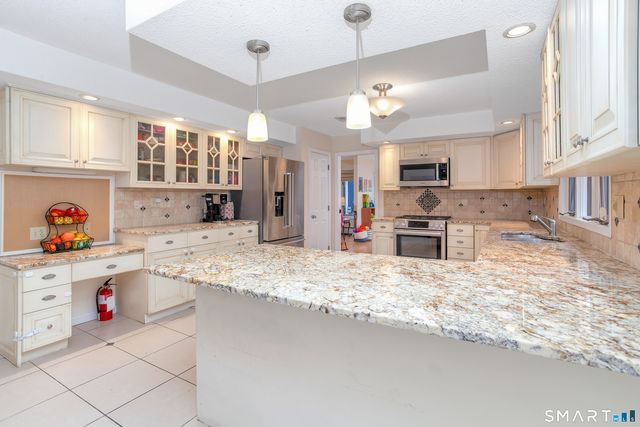 8 Lomartra Lane, Branford, CT 06405