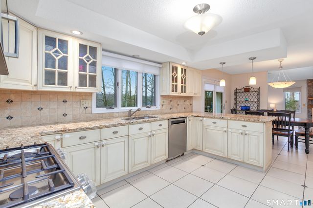 8 Lomartra Lane, Branford, CT 06405