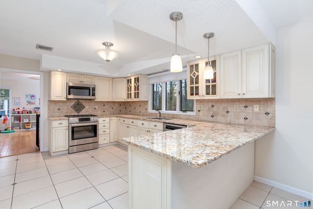 8 Lomartra Lane, Branford, CT 06405