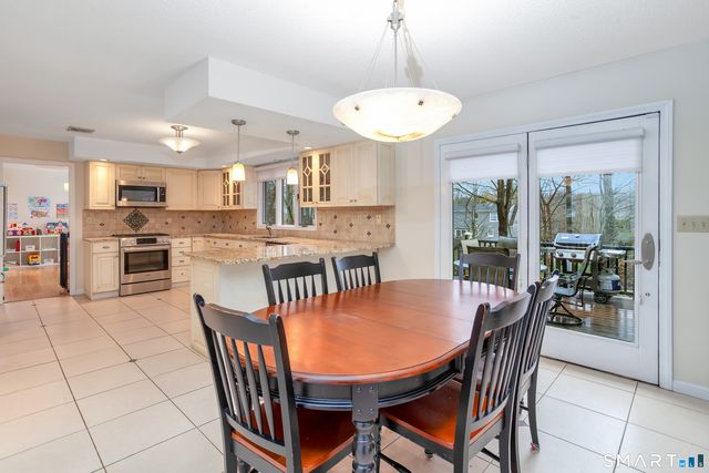 8 Lomartra Lane, Branford, CT 06405