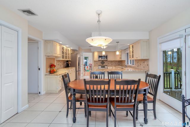 8 Lomartra Lane, Branford, CT 06405