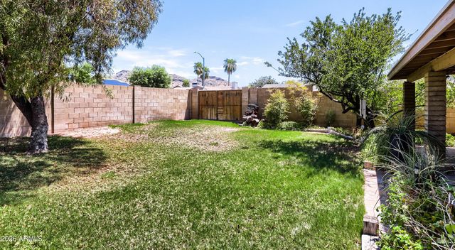 864 E PARADISE Lane, Phoenix, AZ 85022