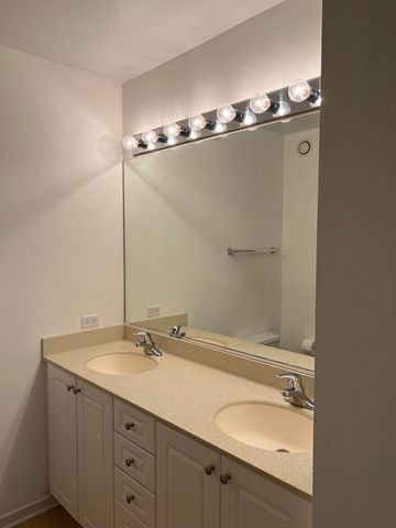 807 DAVIS Street 1307, Evanston, IL 60201