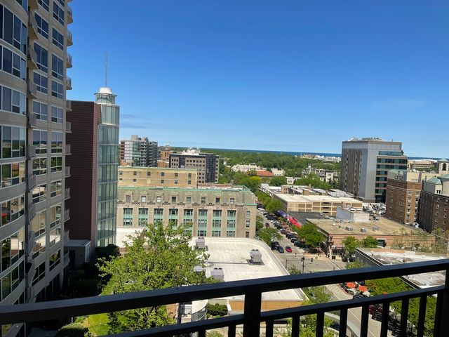 807 DAVIS Street 1307, Evanston, IL 60201