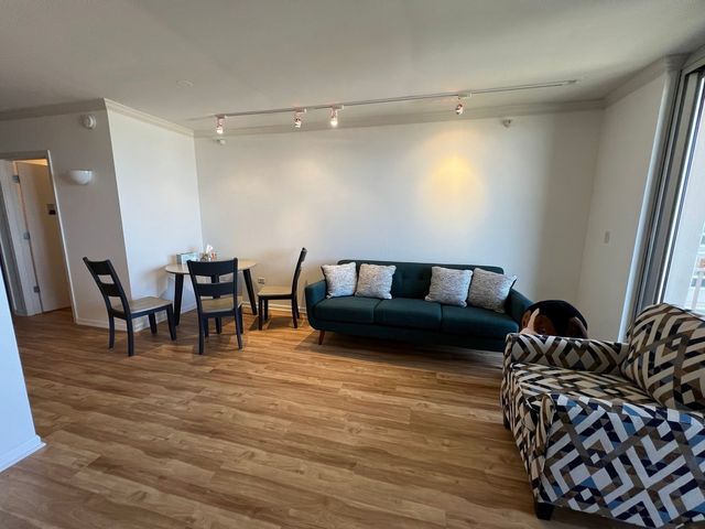 807 DAVIS Street 1307, Evanston, IL 60201