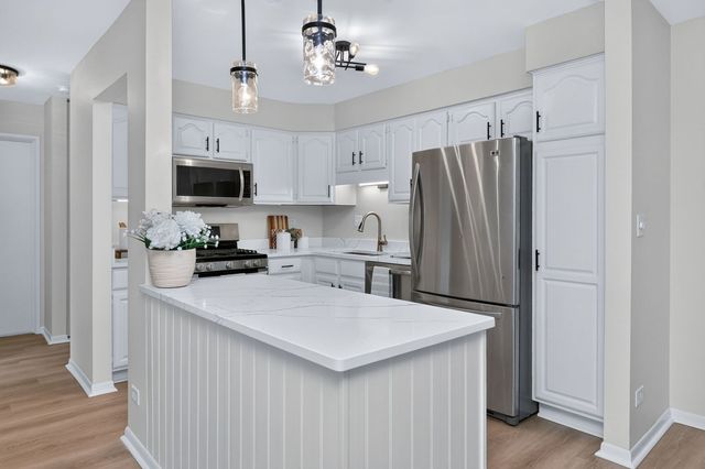 7353 Blackburn Avenue K106, Downers Grove, IL 60516