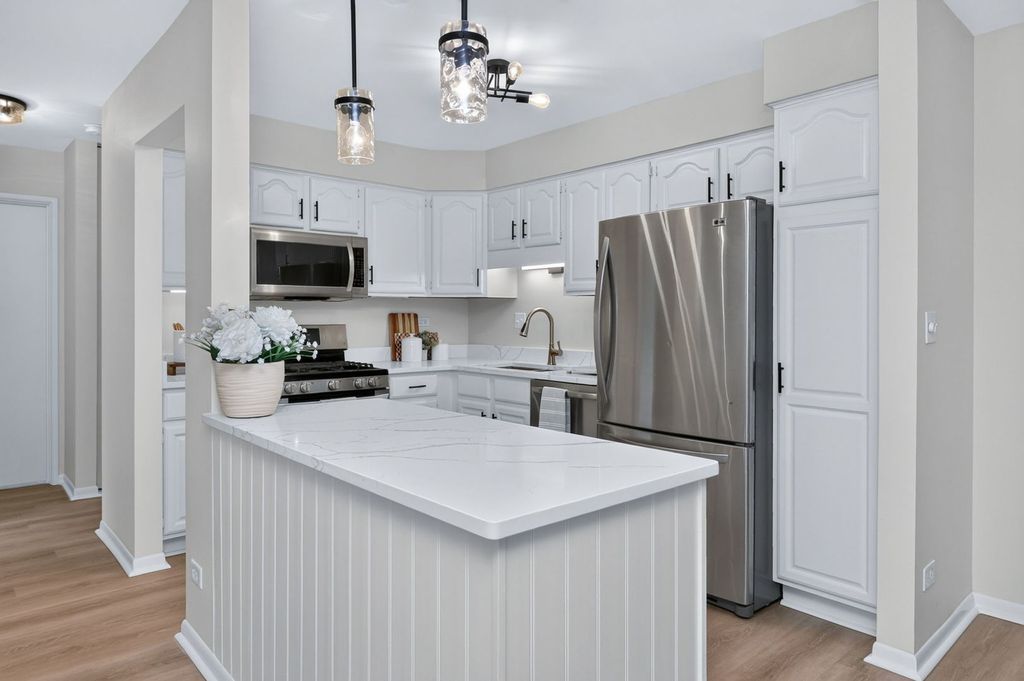 7353 Blackburn Avenue K106, Downers Grove, IL 60516 — photo 3