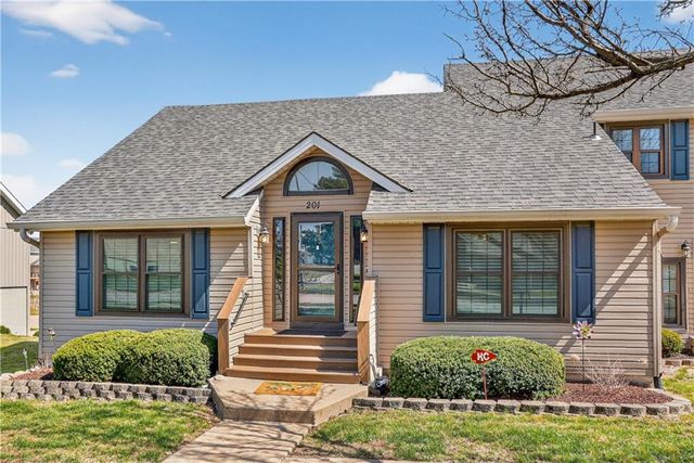 201 Stonebridge Lane, Smithville, MO 64089