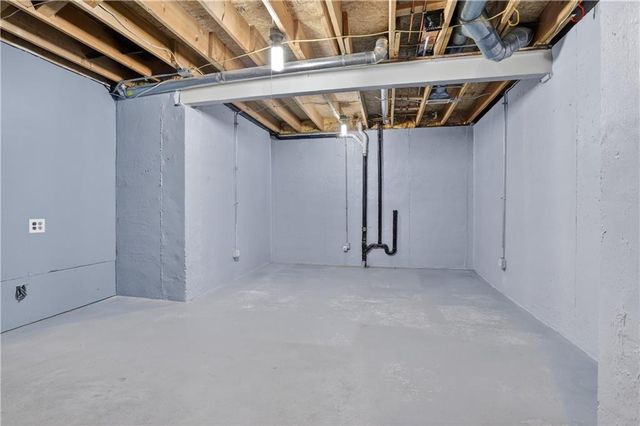 201 Stonebridge Lane, Smithville, MO 64089