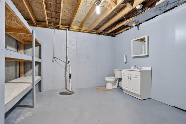 201 Stonebridge Lane, Smithville, MO 64089