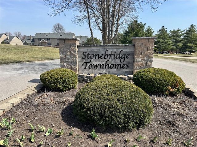 201 Stonebridge Lane, Smithville, MO 64089