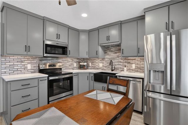 201 Stonebridge Lane, Smithville, MO 64089