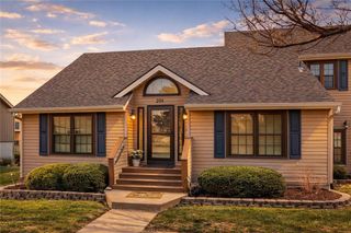 201 Stonebridge Lane, Smithville, MO 64089