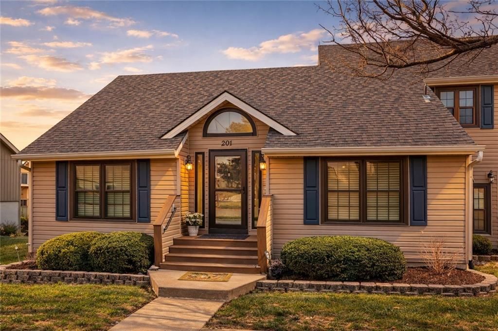 201 Stonebridge Lane, Smithville, MO 64089