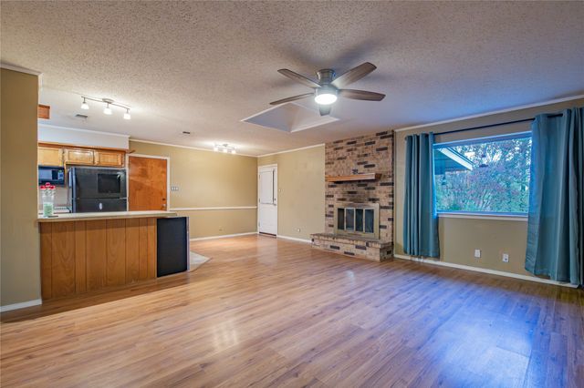 905 MARTHA Lane, Azle, TX 76020