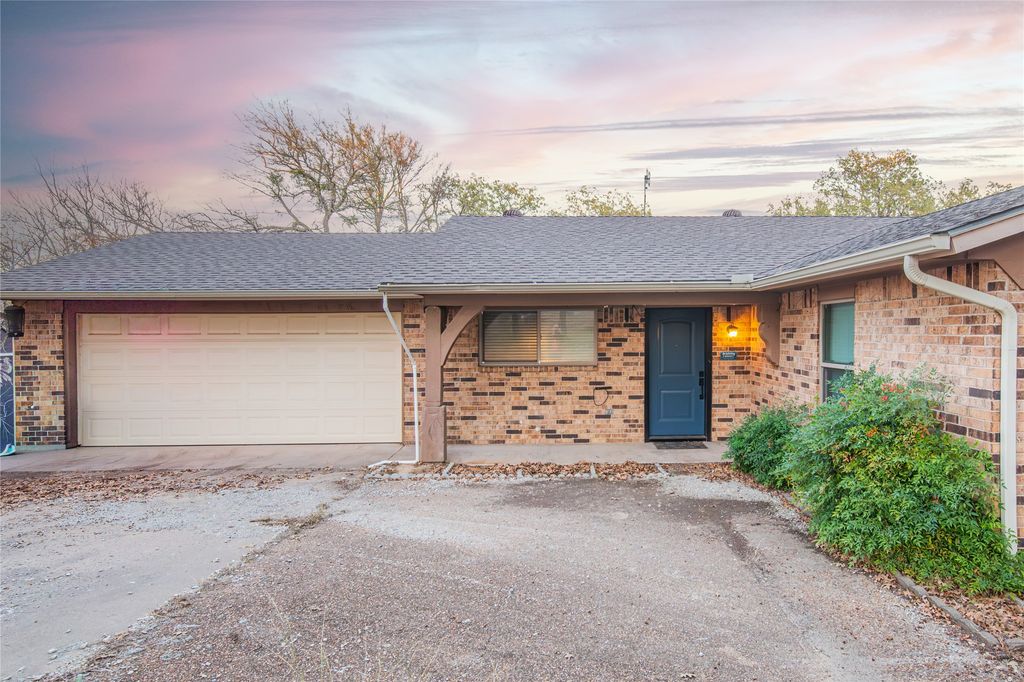 905 MARTHA Lane, Azle, TX 76020