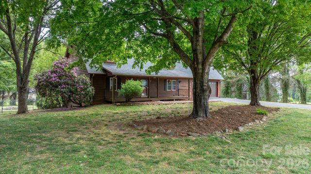 2025 34th Avenue Drive NE, Hickory, NC 28601
