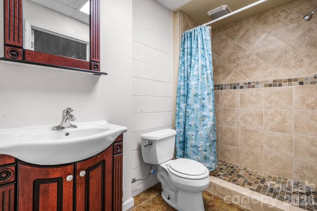 2025 34th Avenue Drive NE, Hickory, NC 28601