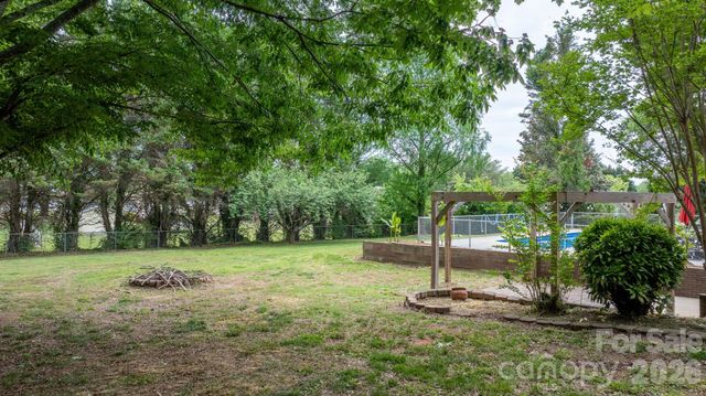 2025 34th Avenue Drive NE, Hickory, NC 28601