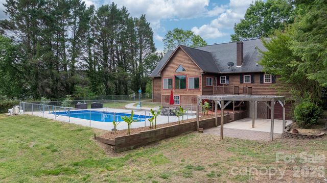 2025 34th Avenue Drive NE, Hickory, NC 28601