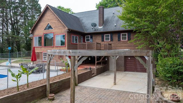 2025 34th Avenue Drive NE, Hickory, NC 28601