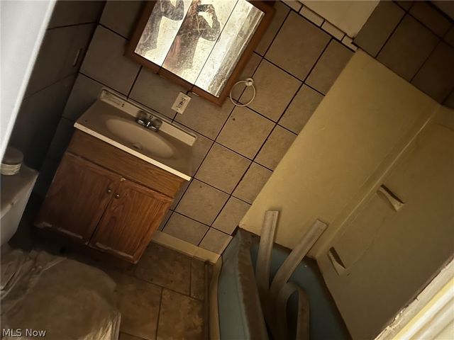 12000 Holborn Avenue, Cleveland, OH 44105