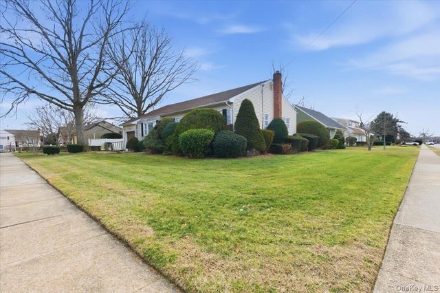 2 McLeod Street, Massapequa Park, NY 11762