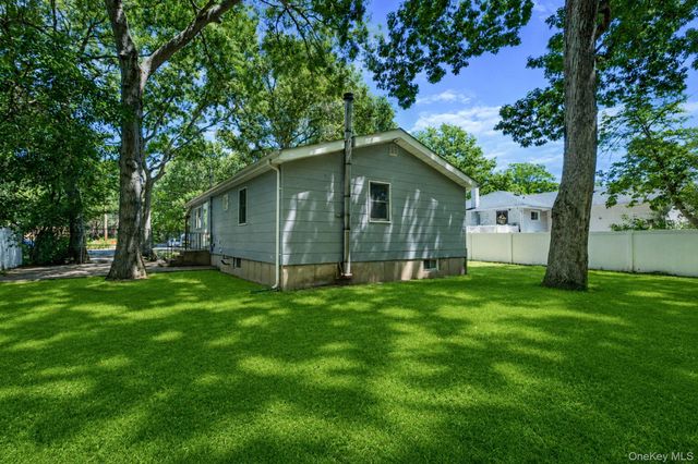 66 Norfleet Lane, Coram, NY 11727
