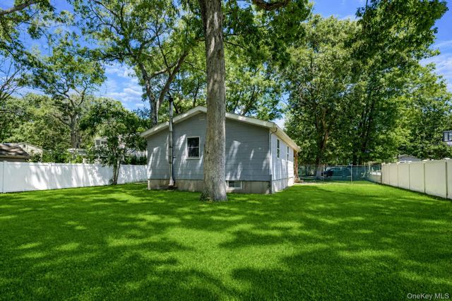 66 Norfleet Lane, Coram, NY 11727