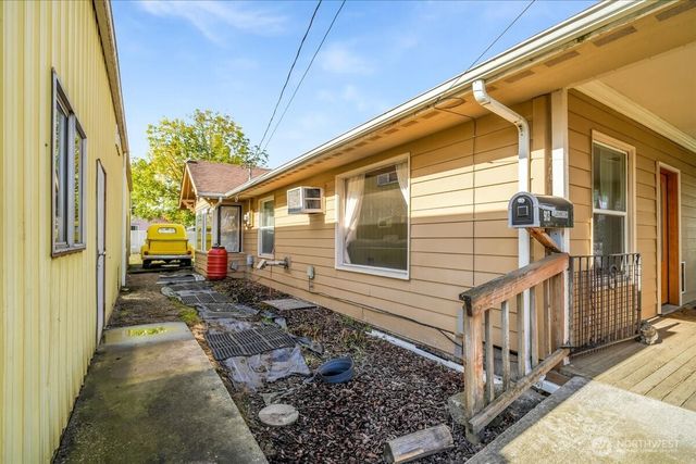 913 S 3rd Avenue, Kelso, WA 98626