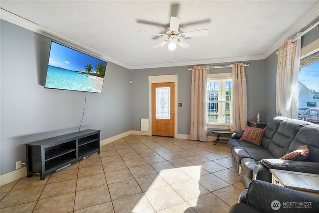 913 S 3rd Avenue, Kelso, WA 98626